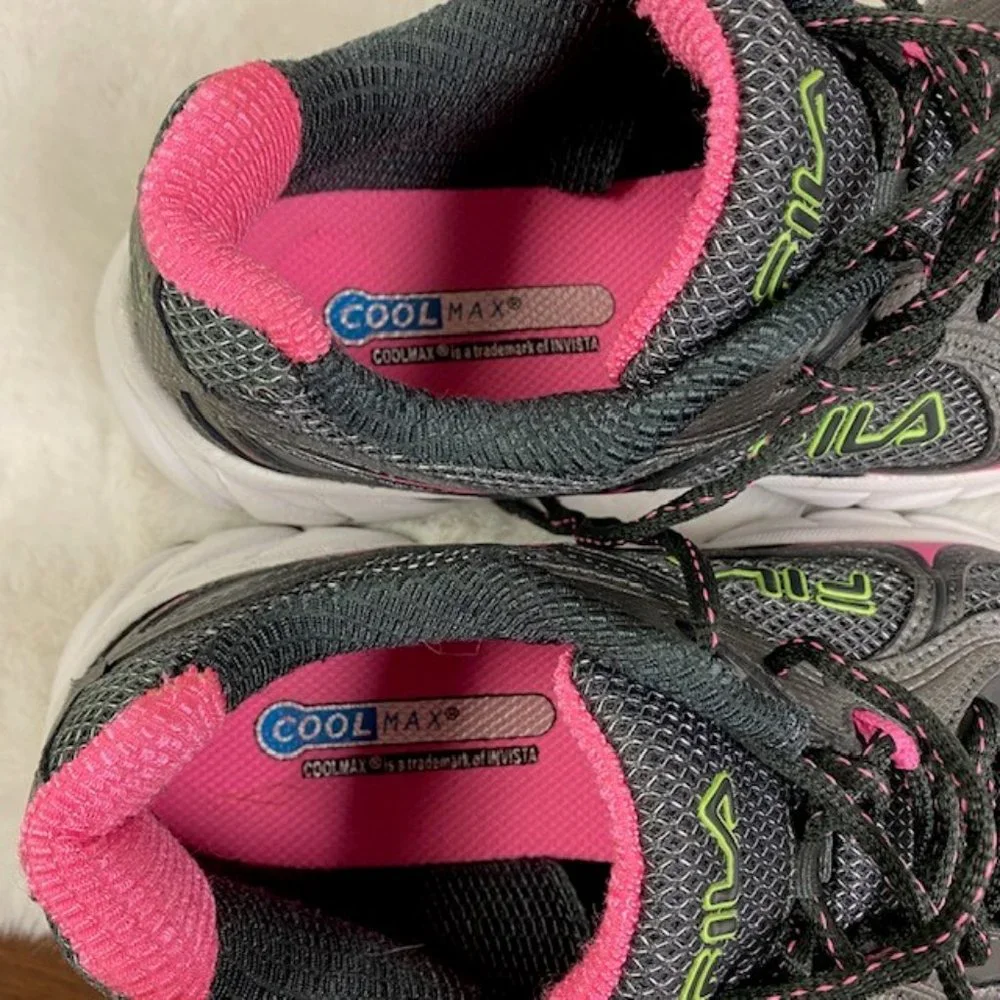 LIKE NEW Fila Women's Silver‎ & Sugarplum Quadrix Running Shoe, size 10